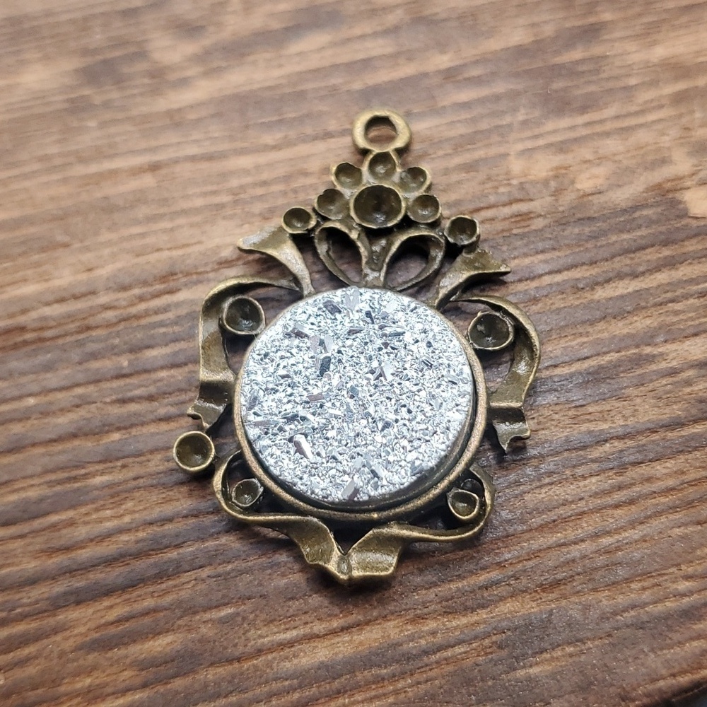 P129 vanity victorian‎ sparkle geode pendant